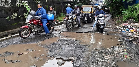खड्ड्यांमुळे दुचाकीस्वारांची हाडे खिळखिळी; दररोज सरासरी २५ तरुण रुग्ण तपासणीला