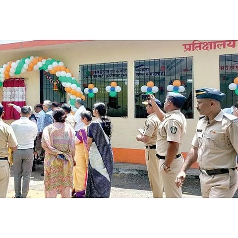 कैद्यांना भेटण्यासाठी प्रशस्त प्रतीक्षालय