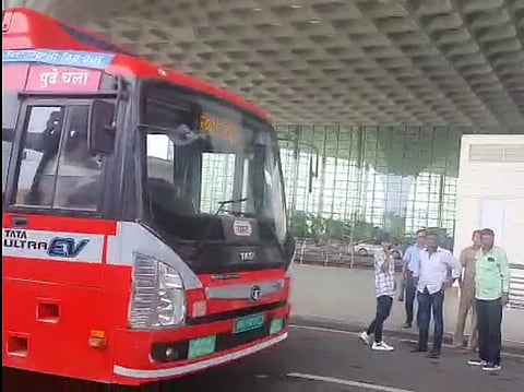 विमानातून उतरा आणि बसमध्ये बसा!