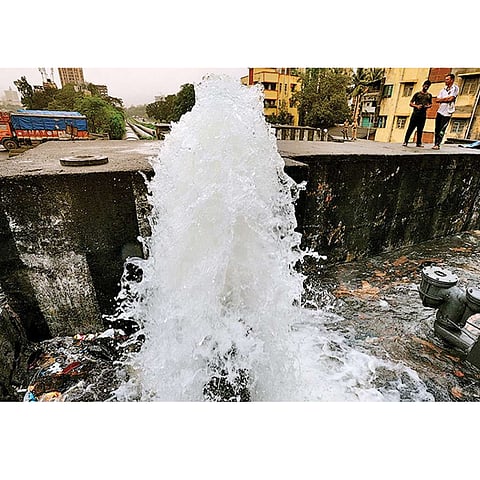 अंधेरी ओशिवरा येथे जलवाहिनी फुटली