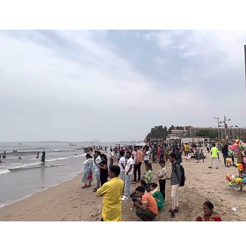 जुहू चौपाटीवर समुद्रात वाहून गेलेला ५ हजार किलो कचरा गोळा