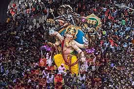 'चिंचपोकळीचा चिंतामणी'च्या कार्यकर्त्यांकडून भाविकाला लाथाबुक्क्यांनी मारहाण