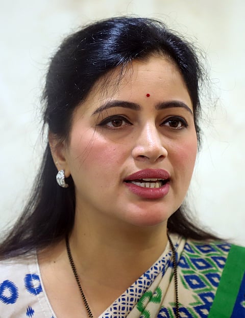 उद्धव ठाकरेंकडे सतरंजी उचलायला कार्यकर्ताही नाही - नवनीत राणा