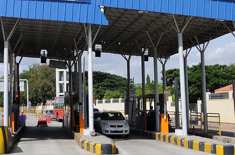 टोलवसुली कसली करता,आधी रस्ते सुधारा