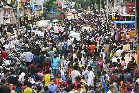 गिरणगावात सुट्ट्यांमुळे मोठ्या प्रमाणात वाहतूककोंडी; गर्दीने गणेशभक्त हैराण