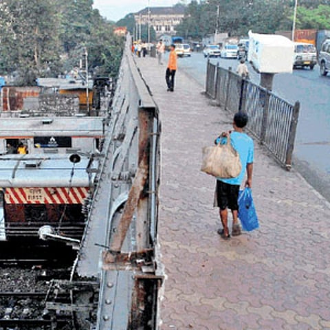 कर्नाक पुलाच्या पुनर्बांधणीत अडचण?