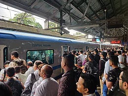 एसी लोकलबाबत स्टेशन मास्तर साधणार प्रवाशांशी संवाद