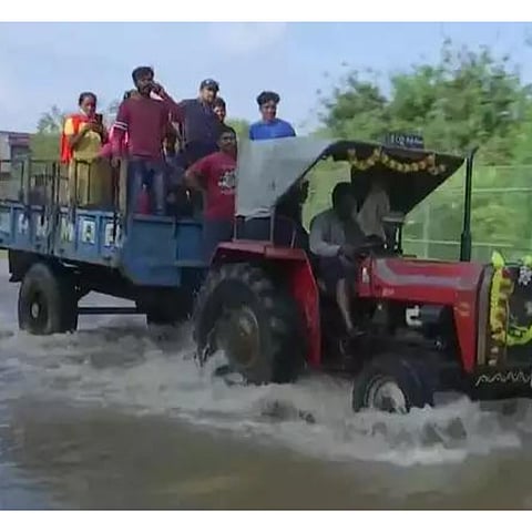 मुसळधार पावसाने बंगळुरू बुडाले;टॅक्ट्रर, बुलडोझरमधून आयटी कर्मचाऱ्यांनचा प्रवास