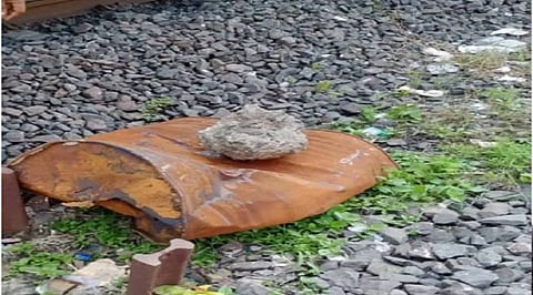मध्य रेल्वे मार्गावर लोखंडी ड्रम रुळावर टाकून अपघात घडवण्याचा प्रयत्न ; अज्ञातांविरोधात गुन्हा दाखल