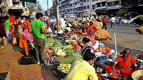 फेरीवाला हवा; पण घराजवळ नको!