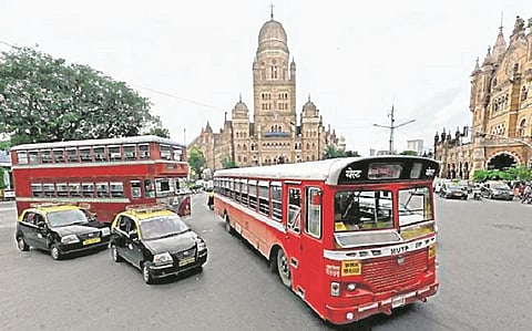 कंत्राटी कामगारांचा संप चिघळणार‘ ६ डेपोतील ५७५ बसेस गुरुवारीही बंदच