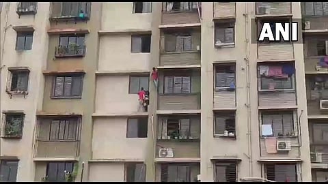 टिळक नगरमधील ‘रेल व्हीव’ला आग; ३५ रहिवासी थोडक्यात बचावले