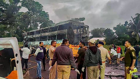 खाजगी बसला आग लागून १३ जणांचा जळून मृत्यू, आकडा वाढण्याची शक्यता