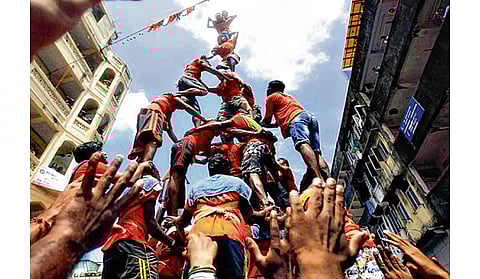 दहीहंडी खेळताना थरावरून पडून जखमी झालेल्या प्रथमेश सावंत चा केईएम रुग्णालयात मृत्यू