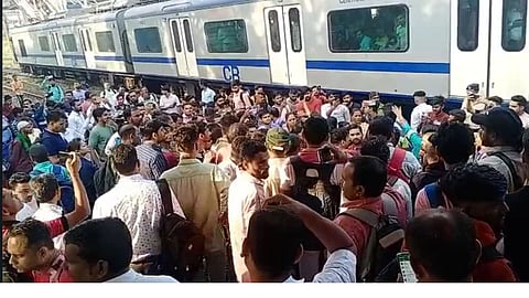 Mumbai Local : मुंबई लोकलचे रडगाणे सुरूच; टिटवाळा स्थानकात प्रवाशांचा रेल्वे रोको