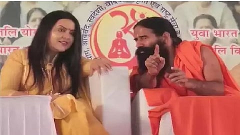 बाबा रामदेव पुन्हा बरळले, अमृता फडणवीस यांच्या समोर केले 'हे' वादग्रस्त वक्तव्य