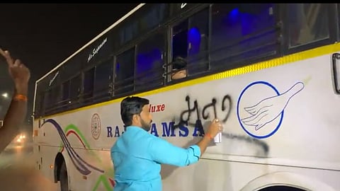 बेळगाव हल्ल्याचे पडसाद: आता महाराष्ट्रभर आंदोलने; सीमावादामुळे दोन्ही राज्यातील बससेवा ठप्प