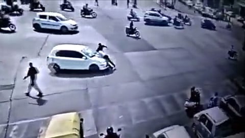 मोबाईलवर बोलत गाडी चालवणाऱ्याला ट्रॅफिक पोलिसाने रोखलं; पण चालकाने गाडी अंगावर घातली आणि...