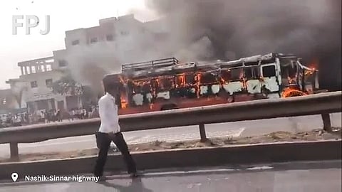 नाशिकजवळ तिहेरी अपघातात, दोन दुचाकीस्वार ठार, ८ जखमी : पेटत्या बसमधील ४३ प्रवाशांचा जीव वाचला