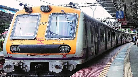 प्रवाशांच्या सुरक्षेसाठी मध्य रेल्वेचे आणखी एक पाऊल' लाल सिग्नल क्रॉस, तरी लोकल जागेवरच जाम मुख्य स्थानकांच्या रूळांवर ट्रॅक मॅग्नेट सिस्टिम