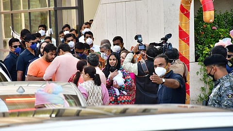 ईशा अंबानी जुळ्या बाळांसह भारतात दाखल; मुकेश अंबानी करणार एवढ्या कोटींचे सोने दान