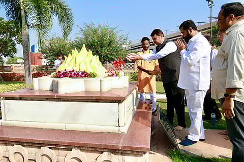 मुख्यमंत्री शिंदे संघाच्या कार्यालयात; उद्धव ठाकरे म्हणाले, 'शिंदेंची नजर वाईट'