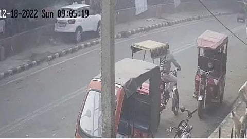 Delhi Accident Video : चालकाचा गाडीवरचा तोल सुटला आणि...