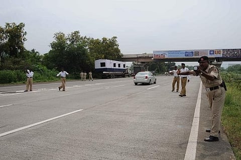 मुंबई-पुणे महामार्गावर १३ दिवसांत नियम मोडणाऱ्या १,६६० वाहनचालकांवर कारवाई