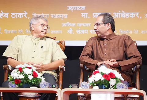उद्धव ठाकरे आणि प्रकाश आंबेडकर यांच्या 'त्या' वादग्रस्त पोस्टरची चर्चा