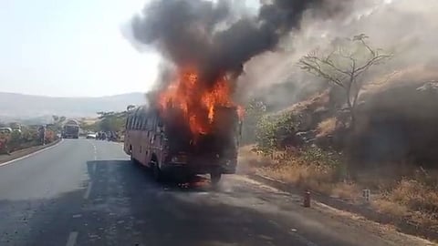 Nashik : नाशिकमध्ये चालत्या बसला आग; चालकाच्या प्रसंगावधानाने वाचला ३५ प्रवाशांचा जीव