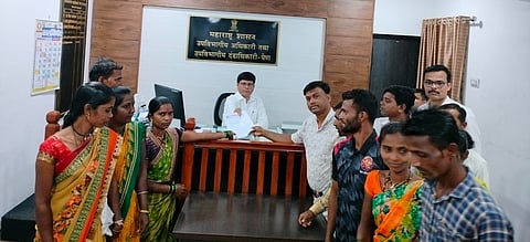 Pen : प्रशासन लागले कामाला! पाच आदिवासी वाड्यांच्या आंदोलनानंतर उपविभागीय अधिकाऱ्यांची दखल