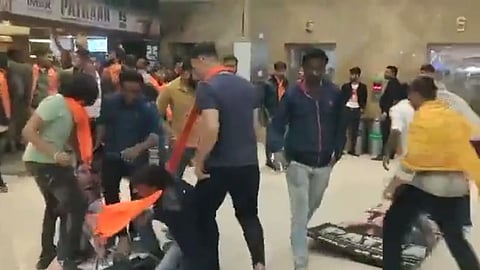 Pathaan Controversy : 'पठाण'चे पोस्टर फाडले, मॉलची केली तोडफोड; गुजरातमध्ये बजरंग दल आक्रमक