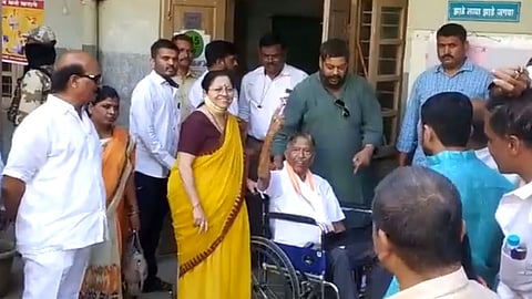 आधी प्रचार, आता बजावला मतदानाचा हक्क; पुन्हा एकदा गिरीश बापट चर्चेत