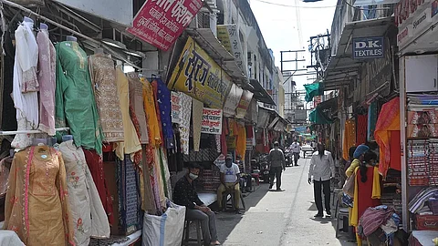 Budget 2023 : धूम्रपान करणाऱ्यांना सिगारेटसाठी जास्त पैसे मोजावे लागू शकतात, कारण...