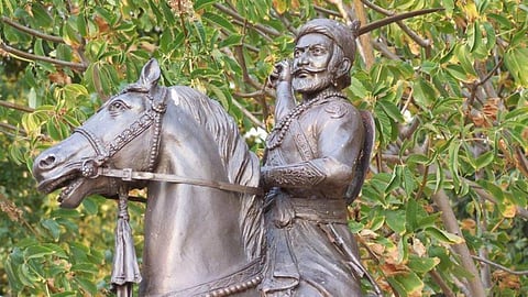 छत्रपती शिवाजी महाराजांच्या पुतळ्याची चोरी; रोहित पवारांनी केली 'ही' मागणी