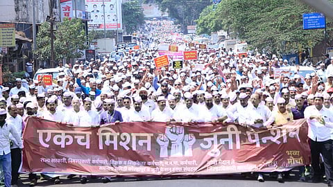 १७ लाख सरकारी कर्मचाऱ्यांचा बेमुदत संपाचा इशारा ;समन्वय समितीचा मुंबईत एकमुखी ठराव