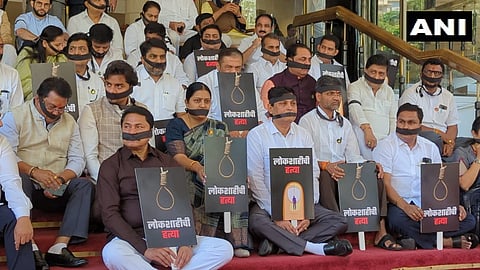 तोंडाला काळ्या पट्ट्या, हातात 'लोकशाहीची हत्या'चे फलक; राहुल गांधींची खासदारकी रद्द केल्याचा मविआच्या आमदारांचा निषेध
