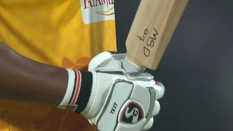 WPL 2023 : बॅटवर धोनीचे नाव लिहीत झळकावले अर्धशतक; 'ही' क्रिकेटपटू कोण?