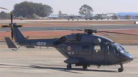 भारतीय नौदलाचे हेलिकॉप्टर कोसळले मुंबईच्या समुद्र किनारी; जवानांना वाचवण्यात यश