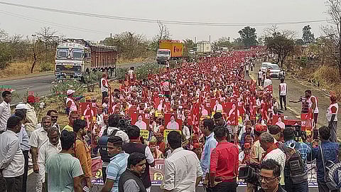 अखेर शेतकरी लॉन्ग मोर्चा मागे ; सरकारशी झाली सकारात्मक चर्चा