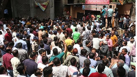 Indore : रामनवमीदिवशी मोठी दुर्घटना; मंदिरातील विहिरीवरील छत कोसळून २५हुन अधिक विहिरीत पडले