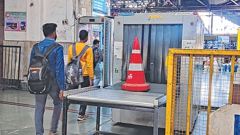 सीएसएमटी स्थानकात सुरक्षेचे तीन तेरा