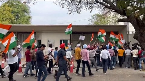 दिल्लीतील ब्रिटिश उच्चायुक्तालयाबाहेर शिख म्हणाले, 'भारत आमचा स्वाभिमान'; नेमकं काय घडलं?