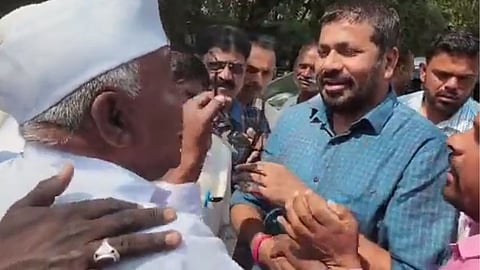 ८० वर्षाच्या आजोबांनी बच्चू कडूंना अडवून विचारले; 'त्या' गुंडांसोबत का गेलात?