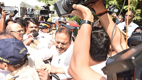 स्टॉक एक्स्चेंजबाहेर अदानी समूहाविरोधात काँग्रेसचे जोरदार आंदोलन; या कॉंग्रेस नेत्यांना पोलिसांनी घेतले ताब्यात