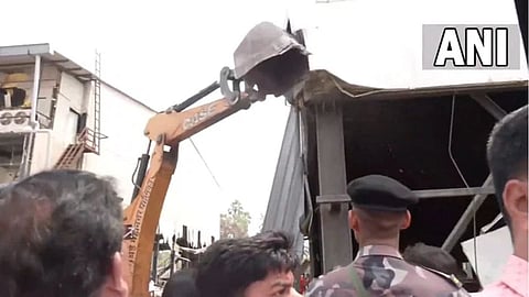 मालाड येथील बेकायदा बांधकामांवर हातोडा