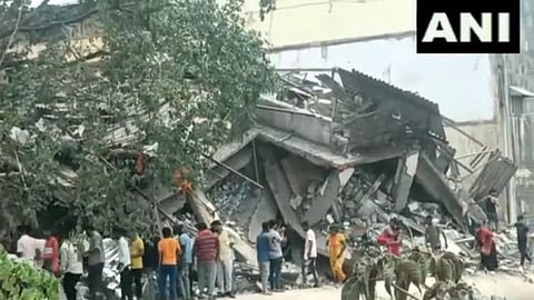 भिवंडीमध्ये कोसळली इमारत; १०हुन अधिक जण ढिगाऱ्याखाली अडकल्याची भीती