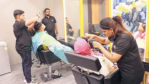 रेल्वे स्थानकांवर करा आता हेअरकट, फेशिअल; चर्चगेट, अंधेरी स्थानकांवर युनिसेक्स सलून सेवेत