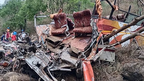 मुंबई-पुणे मार्गावर खासगी बस दरीत कोसळून अपघातात १३ जणांचा मृत्यू ; मुख्यमंत्र्यांनी दिले 'हे' आदेश