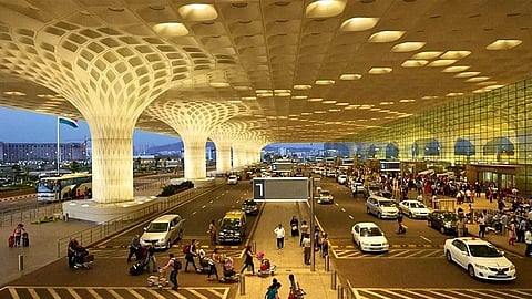 MUMBAI AIRPORT : मुंबई विमानतळावर गोंधळ! शेकडो प्रवासी अडकले